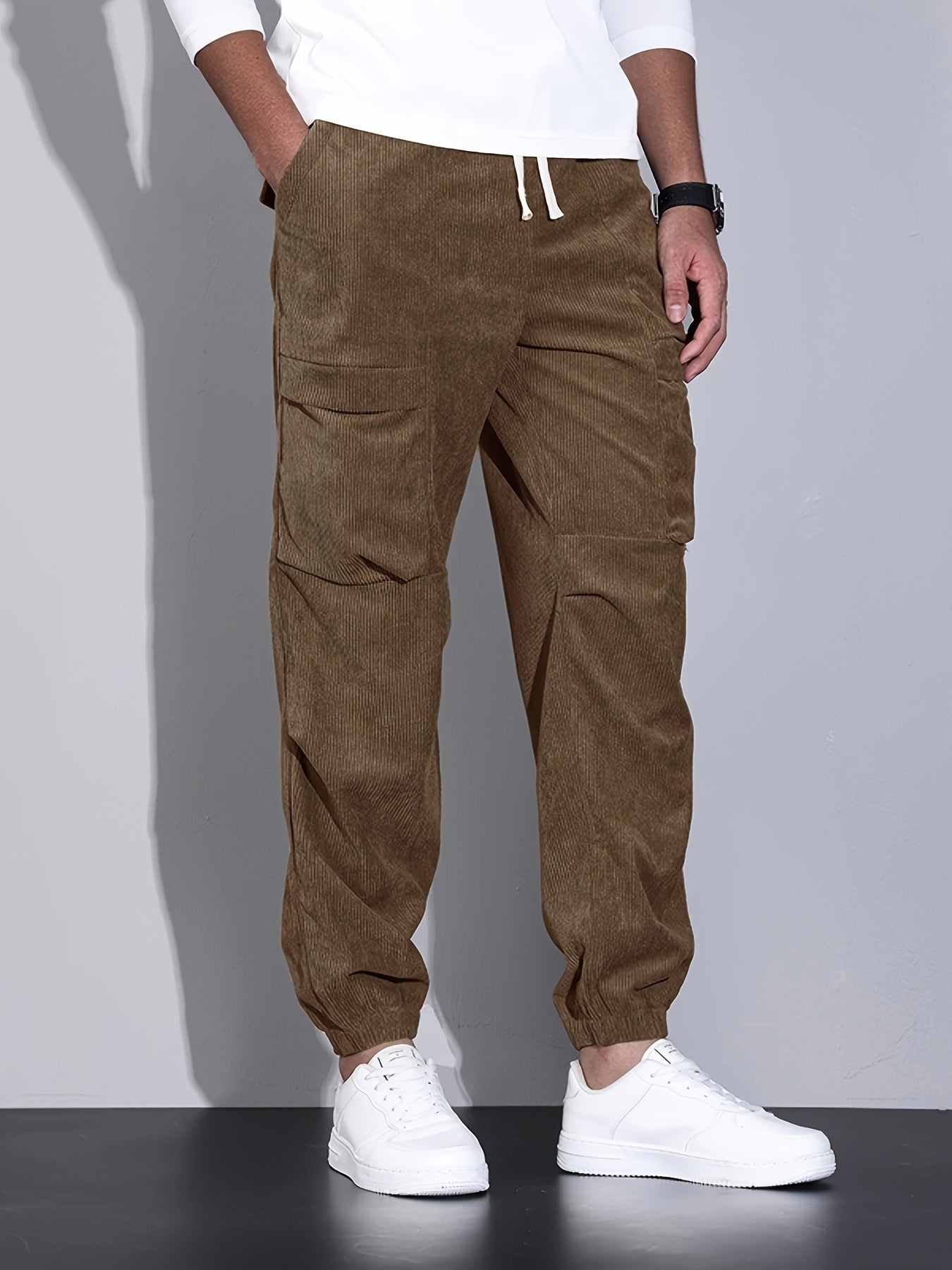 Pantalon cargo en velours côtelé pour homme, design fonctionnel avec multiples poches et coupe droite