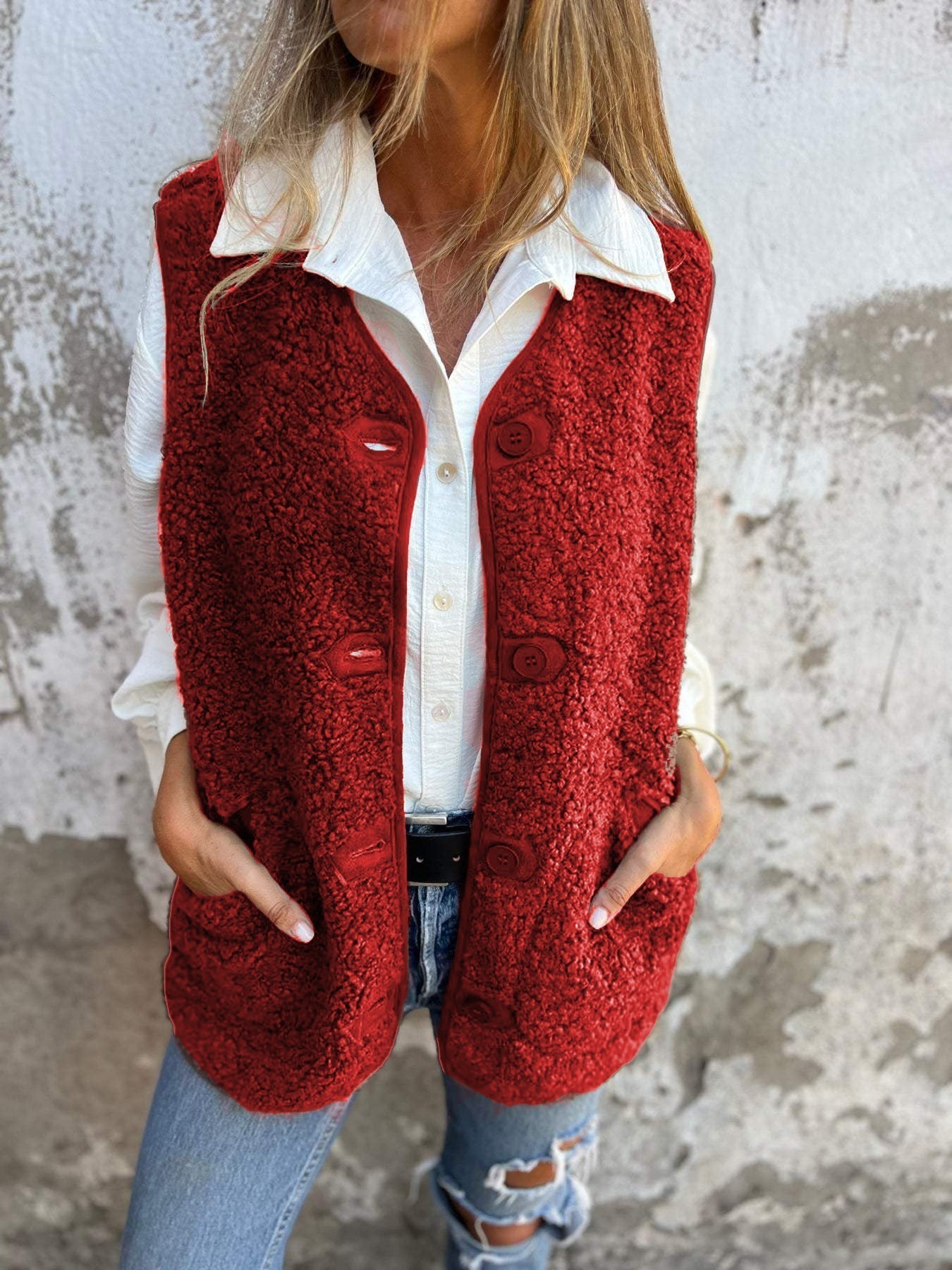 Gilet court pour femme avec boutons à l’avant, design chaud et texture douce effet peau de mouton