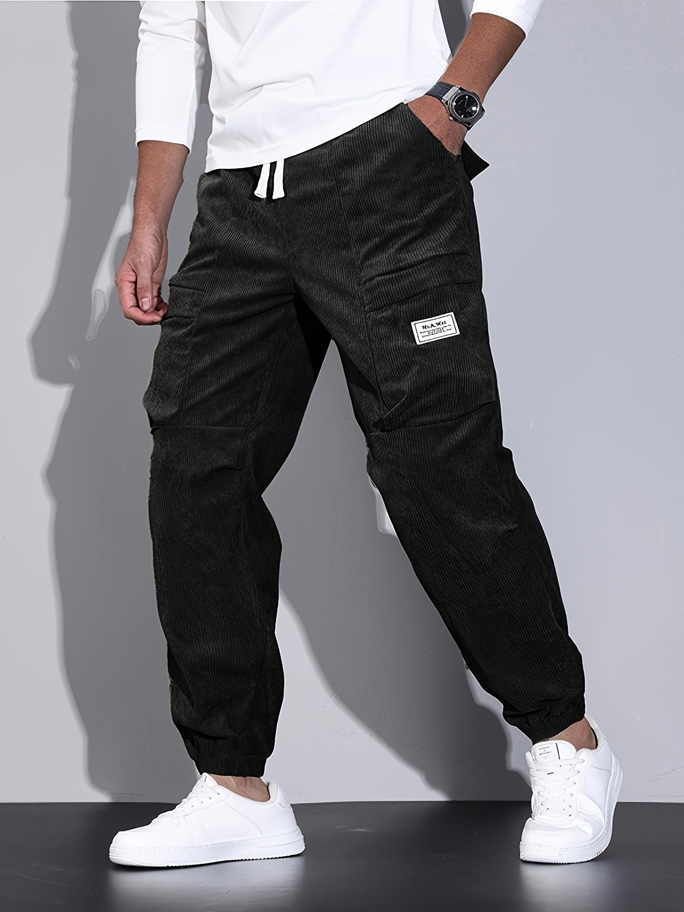 Pantalon cargo en velours côtelé pour homme, design fonctionnel avec multiples poches et coupe droite