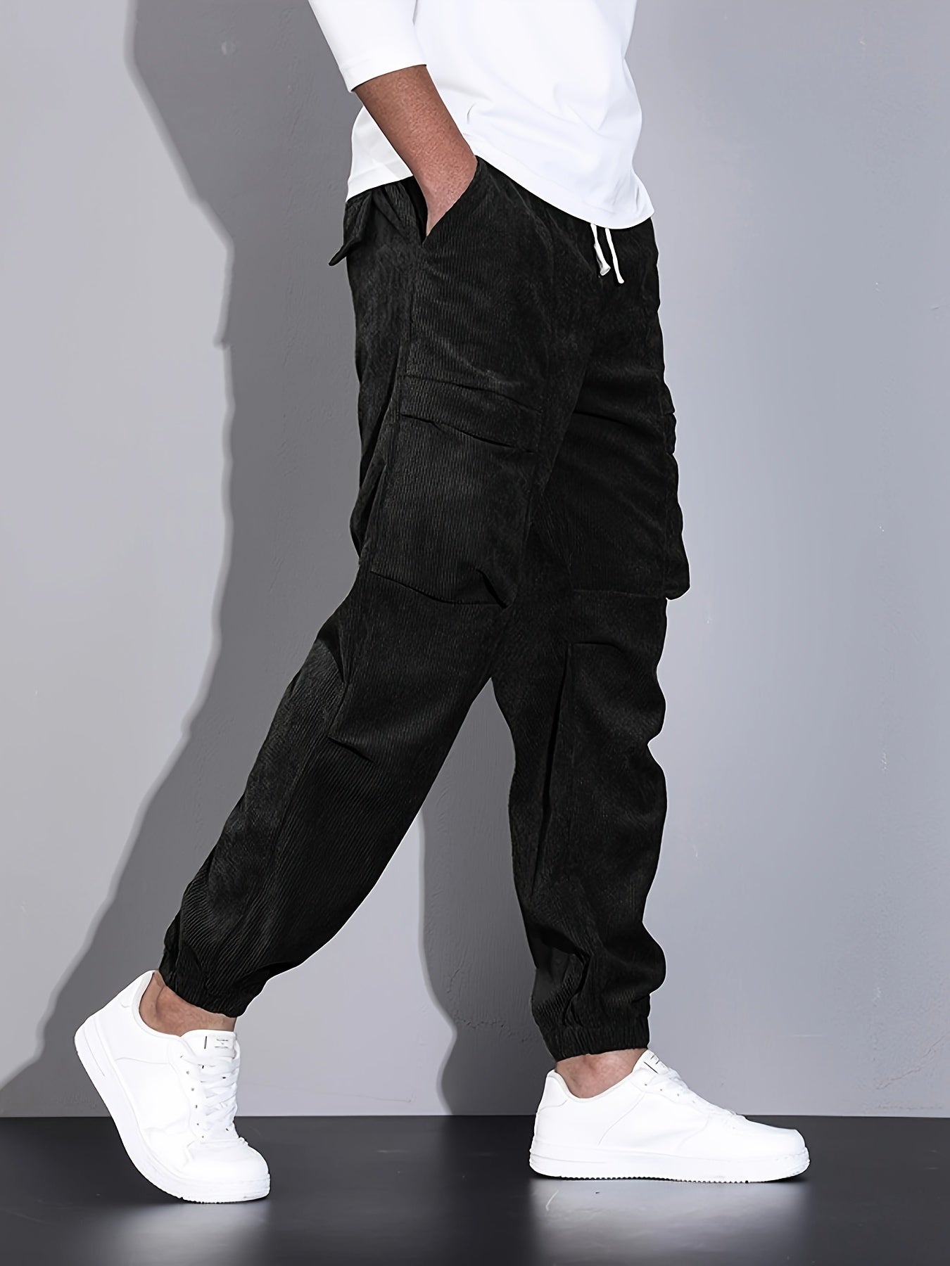 Pantalon cargo en velours côtelé pour homme, design fonctionnel avec multiples poches et coupe droite