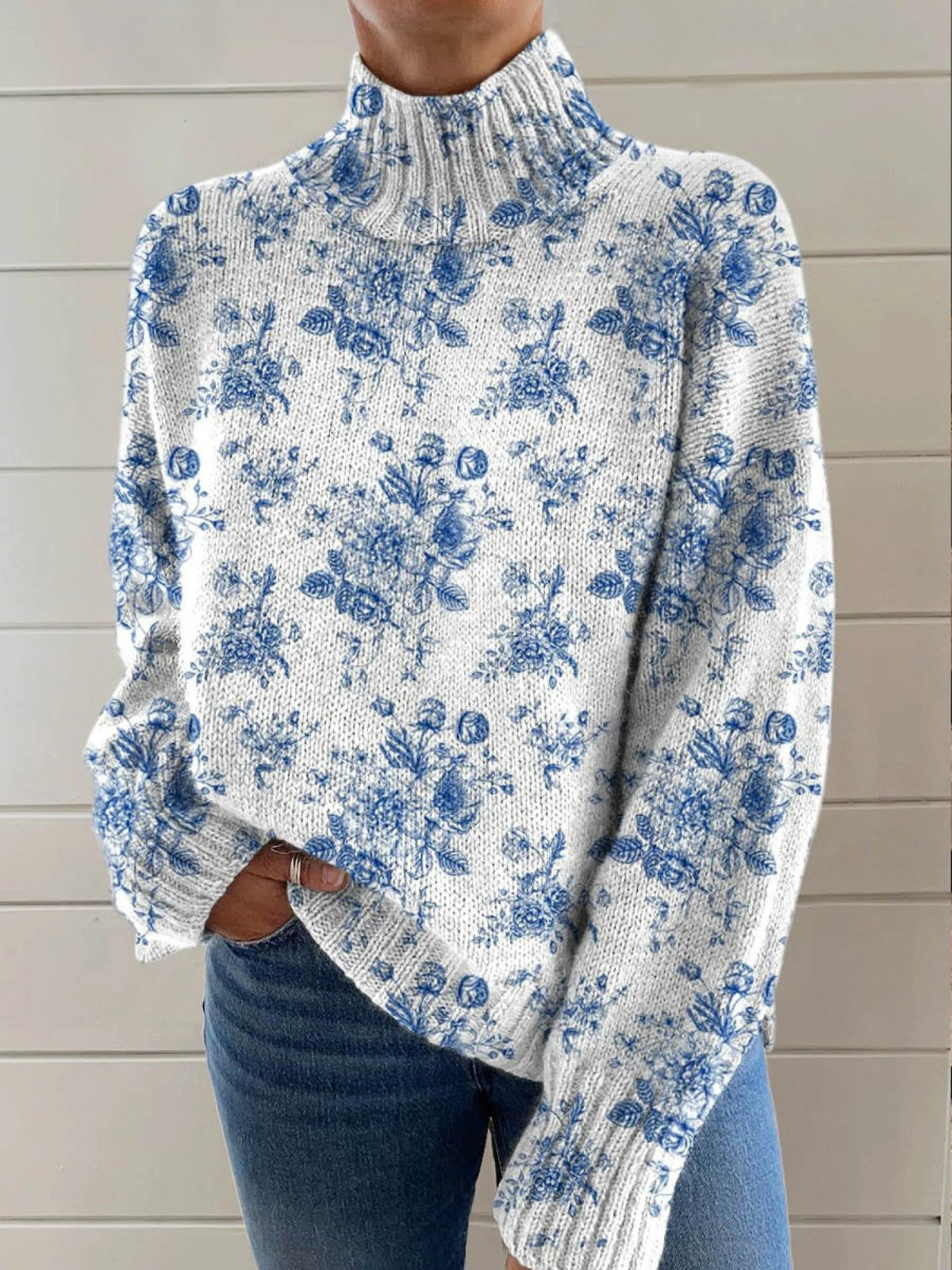 Pull à col montant pour femme, imprimé floral bleu avec délicates fleurs et silhouette ample