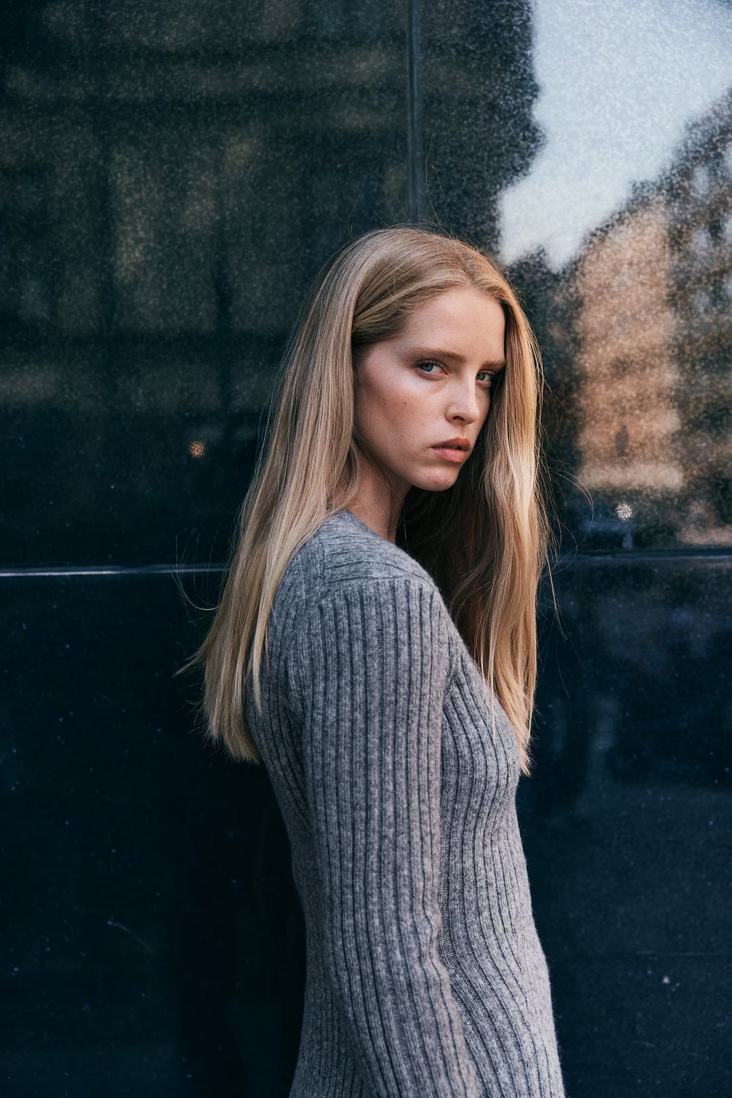 Robe mini à manches longues pour femme, design côtelé avec ajustement élastique qui met en valeur la silhouette