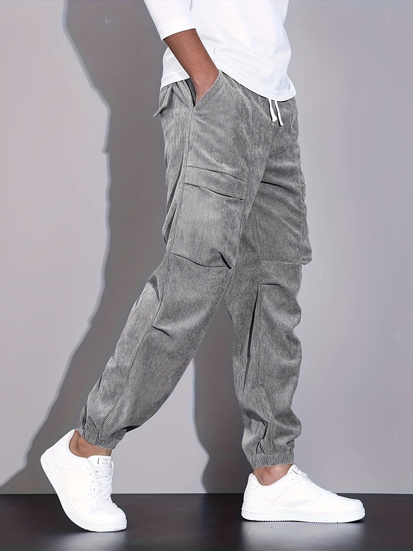 Pantalon cargo en velours côtelé pour homme, design fonctionnel avec multiples poches et coupe droite