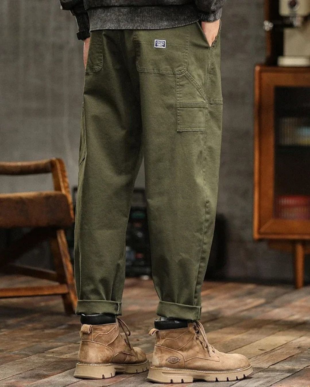 Pantalon cargo classique pour homme, design droit avec grandes poches et coutures apparentes